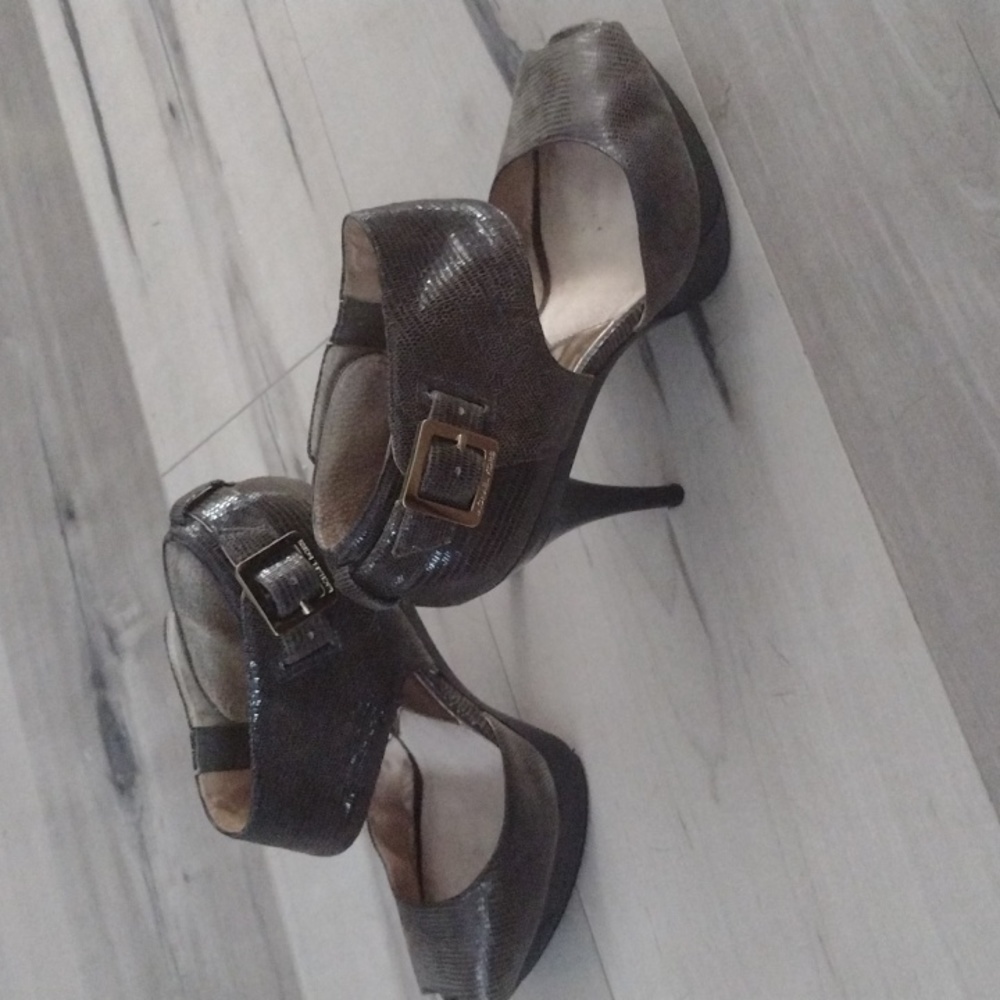 Michael Kors womens shoes 8M high heel platform buckle.